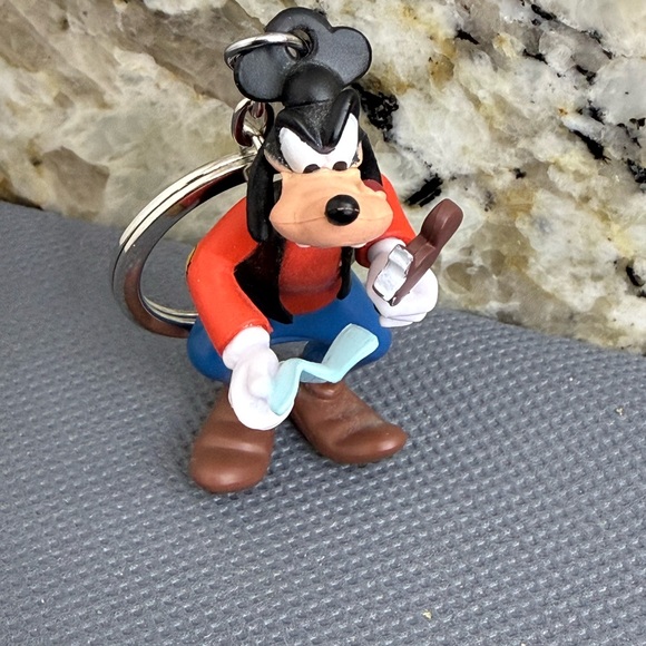 NWOT Disney Parks Goofy Tourist Map Ice Cream Keychain - Picture 3 of 8